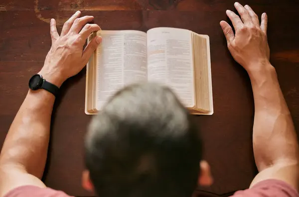 God Bijbelstudie Mens Bovenaanzicht Huis Voor Lezen Leren Spiritueel Kennis — Stockfoto