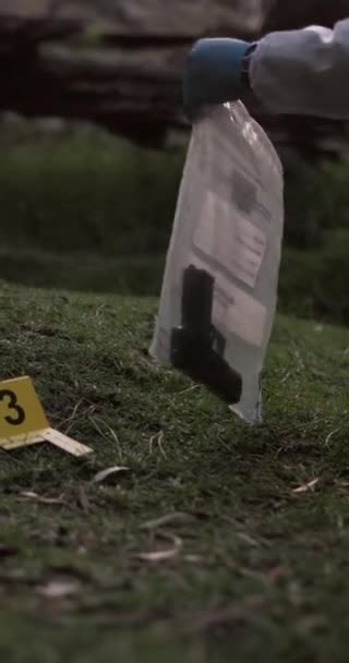 Cena Crime Arma Pessoa Com Provas Para Investigação Recolha Análise — Vídeo de Stock