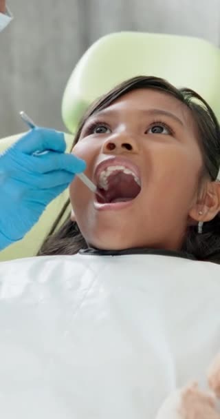 Dentysta Sprawdzić Dziecko Narzędziem Zębów Klinice Stomatologicznej Pediatrii Dla Zdrowego — Wideo stockowe