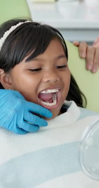 Zuby Dítě Ruka Pro Zubaře Ústy Obličejem Ortodoncie Pro Lékařské — Stock video