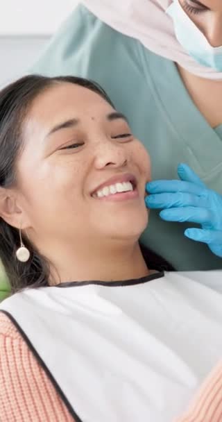 牙医和快乐的病人 带着微笑 牙齿矫正和口腔护理在诊所与专业人员 结果及牙齿美白检查 健康口腔及牙齿卫生检查 免版税图库视频片段