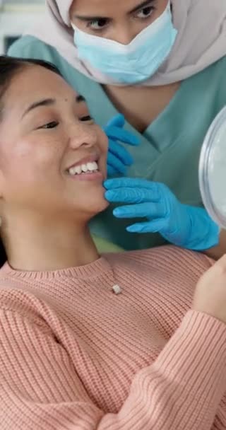 Υγειονομική Περίθαλψη Οδοντίατρος Και Γυναίκα Καθρέφτη Για Συμβουλευτική Στοματική Υγιεινή — Αρχείο Βίντεο