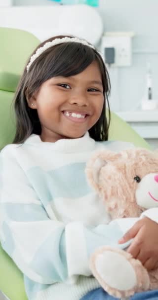 牙医和微笑与泰迪熊 检查和舒适的口腔卫生和预约 在专业诊所进行儿童 保健和牙科护理 并进行拥抱 礼物和牙齿矫正检查 视频剪辑