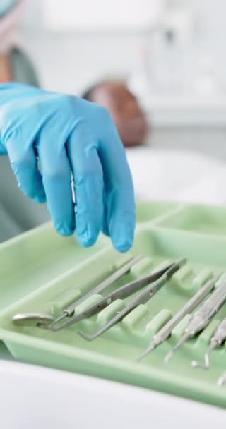 牙医和有牙科检查或预约 口腔卫生和牙齿护理工具的病人 带着手套和牙科诊所日常牙齿检查设备的医生和病人 图库视频片段
