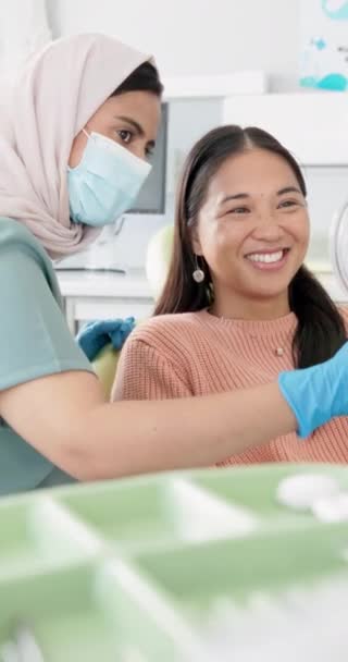 Feliz Paciente Dentista Com Resultados Consulta Para Clareamento Dos Dentes — Vídeo de Stock