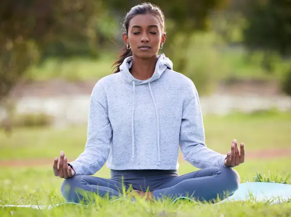 Yoga Meditation Indian Woman Park Wellness Healthy Body Mindfulness Nature — Stock Photo, Image