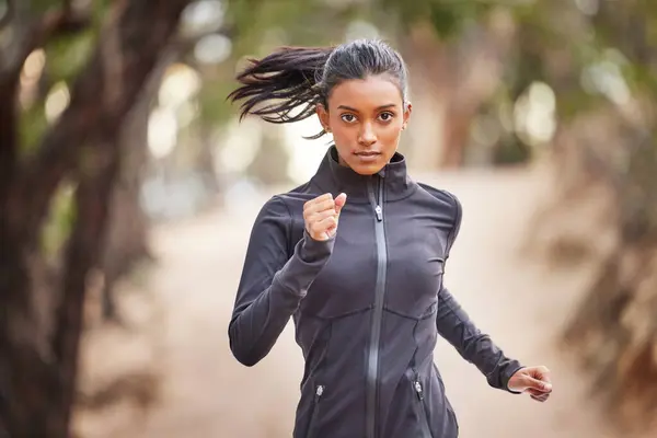 Portrét Běžkyně Indiánka Přírodě Pro Fitness Performance Cvičení Nebo Venkovní — Stock fotografie