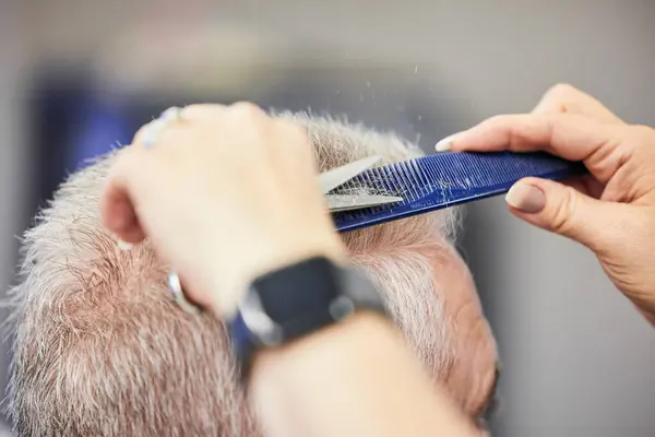 美发师 理发师和美发师在沙龙里为理发用的手 剪刀和成熟男人 理发店 发型师和老年人或客户 用于自我护理的化妆 整容和裁剪 — 图库照片