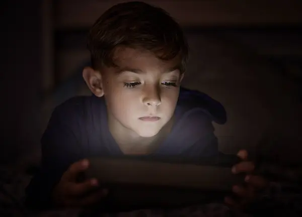 Tablet Χαλαρώστε Και Αγόρι Παιδί Στο Σκοτάδι Βλέποντας Ταινία Ταινία — Φωτογραφία Αρχείου