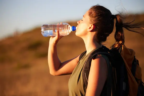 Женщина Питьевая Вода Походы Открытом Воздухе Фитнеса Путешествия Жажда Увлажнение — стоковое фото