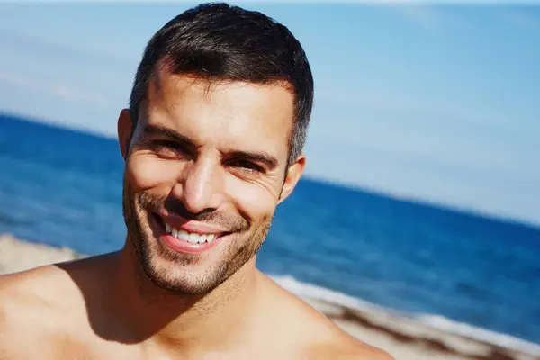 Man Glimlach Strand Portret Met Vertrouwen Aan Zee Oceaan Blauwe — Stockfoto