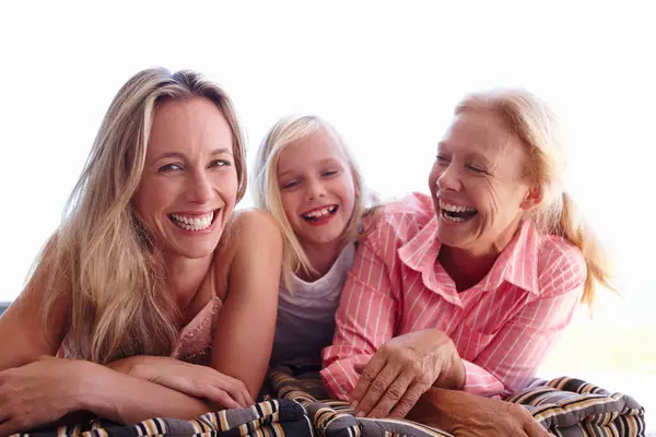 Anne Büyükanne Kızı Açık Havada Gülümseyerek Gülüşmeler Gülüşmeler Çocuk Gelişimi — Stok fotoğraf