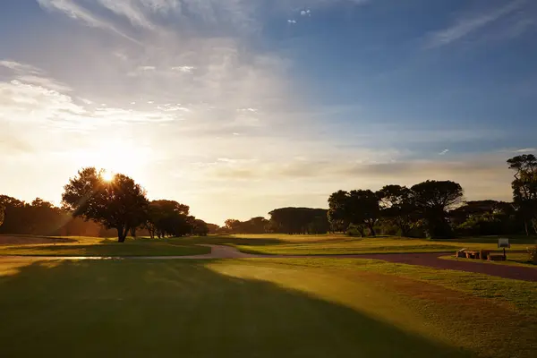 Gras Zonsondergang Hemel Bomen Golfbaan Met Wolken Schaduw Natuurlijk Landschap — Stockfoto