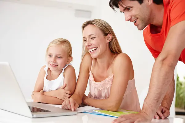 Familie Zuhause Und Laptop Mit Lachen Für Die Kindliche Entwicklung — Stockfoto