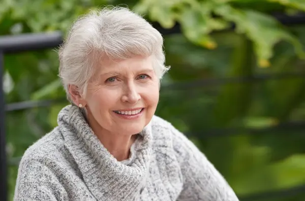 Portret Glimlach Outdoor Met Senior Vrouw Park Natuur Met Pensioen — Stockfoto