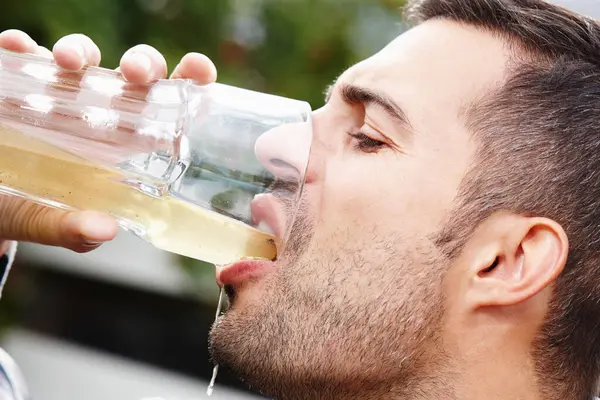 Persoon Drinken Gezond Probiotisch Sap Voor Natuurlijke Organische Verfrissende Vloeistof — Stockfoto