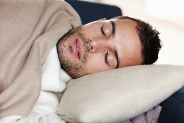 Чоловік Спить Відпочиває Втомою Втомою Вигорянням Дивані Подушкою Ковдрою Зимою — стокове фото