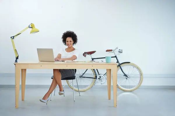 Kadını Planlama Ofis Masası Yaratıcı Proje Araştırma Çevrimiçi Kurgu Veya — Stok fotoğraf