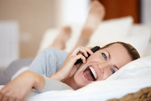 Gelukkige Lachende Vrouw Telefoongesprek Thuis Pratend Sprekend Woonkamer Voor Communicatie — Stockfoto