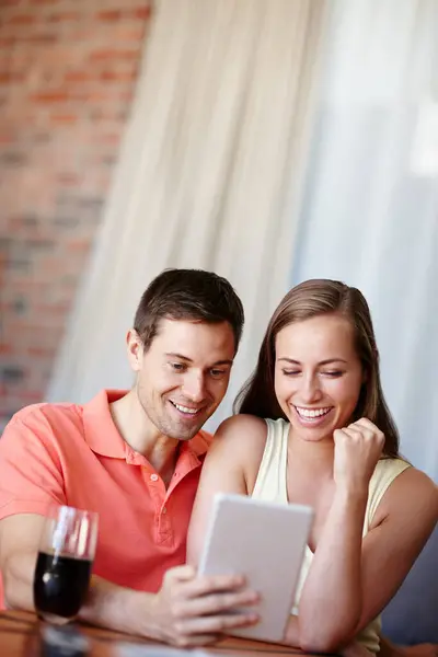 Paar Ontspan Glimlach Thuis Met Tablet Voor Het Streamen Online — Stockfoto