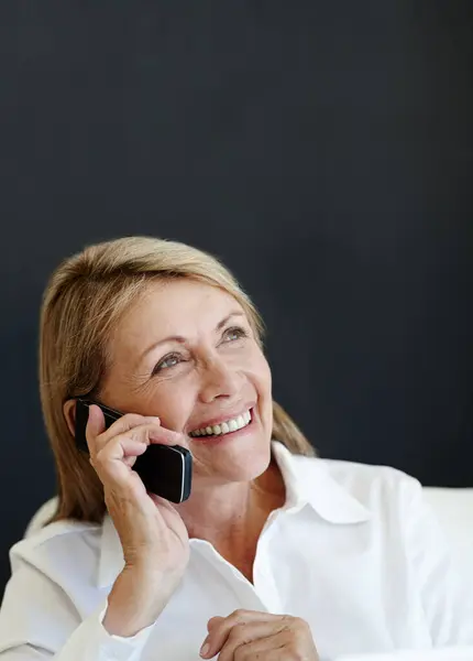 Vrouw Zakelijk Telefoongesprek Met Communicatie Medewerker Adviseur Een Donkere Achtergrond — Stockfoto