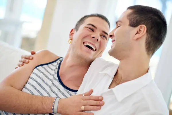 Hombres Pareja Gay Feliz Casa Relajarse Con Conexión Unión Orgullo —  Fotos de Stock