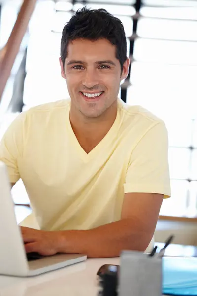 Hombre Sonrisa Retrato Con Portátil Oficina Para Internet Investigación Línea — Foto de Stock