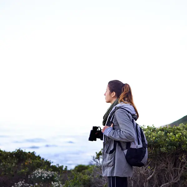 Mujer Vista Montaña Prismáticos Para Caminatas Por Naturaleza Para Hacer — Foto de Stock