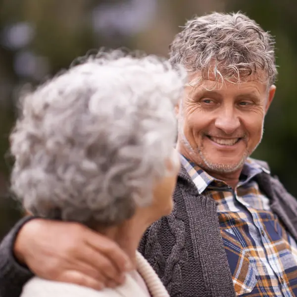 Seniorenpaar Outdoor Glimlach Met Knuffel Voor Pensionering Met Hechting Liefde — Stockfoto