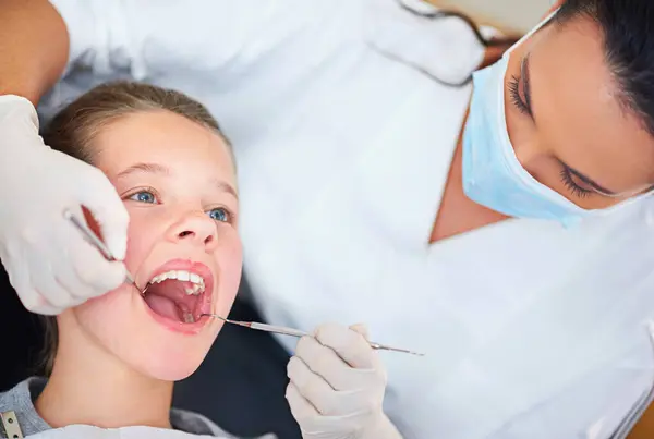 Tandspiegel Meisje Vrouw Tandarts Met Tanden Onderzoek Tandholte Tandvlees Ziekte — Stockfoto