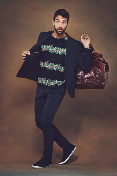 Mann Mode Und Stylisches Outfit Studio Auf Braunem Hintergrund Selbstbewusste — Stockfoto