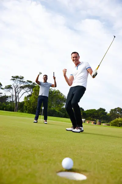 Podekscytowany Człowiek Przyjaciele Golfista Zwycięzcą Bramkę Dołku Zielonej Trawie Lub — Zdjęcie stockowe