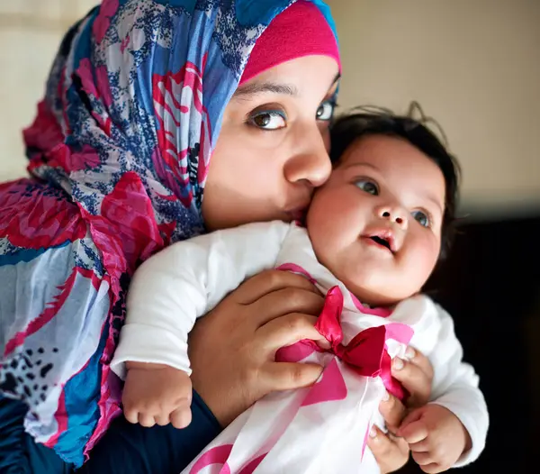 Feliz Muçulmano Mamãe Beijam Bebê Retrato Casa Com Amor Cuidado — Fotografia de Stock