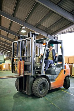 Sürücü, depo ve forkliftle çalışan adam rıhtıma endüstriyel taşıma araçlarıyla yükleniyor. Nakliye, nakliye envanteri, teslimat için güvenlik başlığı, şirket için işçi..