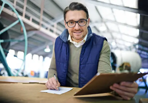 Man Portrait Clipboard Warehouse Logistics Inspection Checklist Delivery Supply Chain — Stock Photo, Image