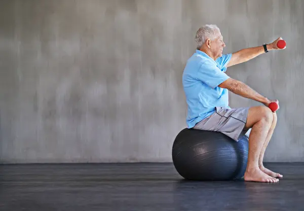 高齢者 ダンベル フィットネス モックアップスペースのジムでの理学療法のためのボール 身体療法 筋肉または体の健康のためのシニアの人 重量挙げおよび訓練 — ストック写真