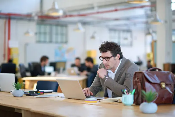 ラップトップ 従業員 およびスタートアップ ビジネス 企業の販売のためのメガネを入力する男 ブックキーパー オフィスでテクノロジー オンライン インターネットで働く男性 — ストック写真