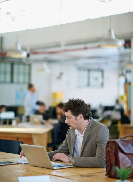사무실 노트북 책상에 기술을 계획에 적이고 사업가 남성으로 근로자 프로젝트 — 스톡 사진