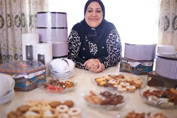Kadın Müslüman Kutlama Için Evde Pastalar Neşeli Akşam Yemeği Masası — Stok fotoğraf