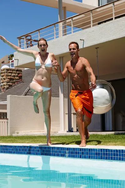 Paar Vrouw Man Springen Het Zwembad Met Glimlach Geluk Energie Stockfoto