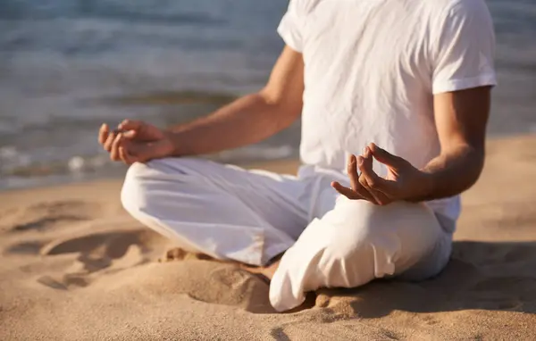 Meditation Hände Mit Lotus Und Person Strand Achtsamkeit Und Zen Stockfoto
