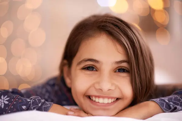 Dzieci Portret Szczęśliwa Dziewczyna Zrelaksować Się Domu Wakacje Odpoczynku Lub — Zdjęcie stockowe