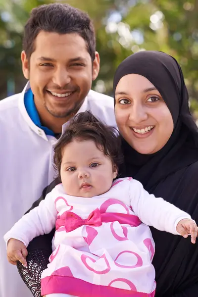 在公园里的母亲 父亲和婴儿的肖像 以便结合在一起 建立感情和户外关系 穆斯林家庭 大自然和幸福的父母 带着新生婴儿在花园里为爱 照顾和支持 — 图库照片
