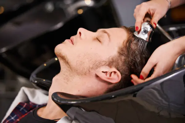 Woda Pranie Człowiek Basenie Fryzjerem Profesjonalnej Pielęgnacji Włosów Cięcia Lub — Zdjęcie stockowe