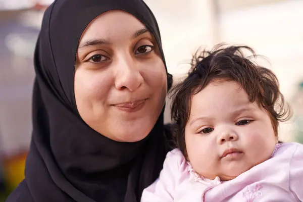 穆斯林 家人和母亲的肖像 带着孩子呆在家里 彼此依偎在一起 心平气和 快乐的伊斯兰妈妈 带着刚出生的婴儿在客厅里为爱 照顾或支持 — 图库照片