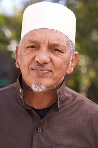 Sunbae Müslüman Bahçedeki Bir Adamın Portresi Emeklilikte Sakin Bir Tatil — Stok fotoğraf