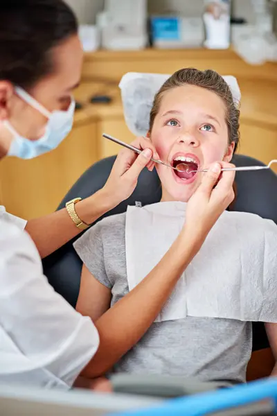 Zrcadlo Zubařka Žena Dítětem Vyšetření Zdravotní Péči Nebo Ortodoncii Zuby — Stock fotografie