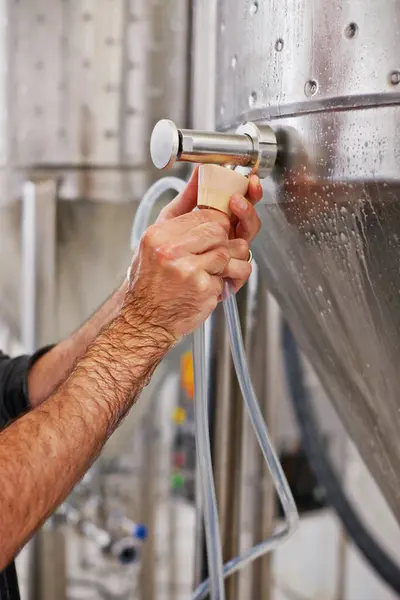 Bier Productie Hand Met Staal Fabriek Voor Wijnmakerij Alcohol Drankproductie Rechtenvrije Stockfoto's