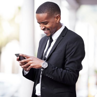 Profesyonel, sohbet ve şehirde akıllı telefonu olan siyahi bir adam ağ, iletişim ya da sosyal medya için. Şehirdeki internet, mesajlaşma ya da bağlantı için ara, gülümseme ve avukat cep telefonunda.