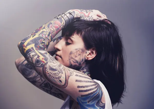 Татуировка Острый Дизайн Бунтарь Женщиной Панк Рок Традиции Сером Фоне — стоковое фото